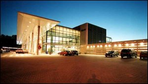 Widok na terminal od wschodu, od ulicy Lotnik�w
