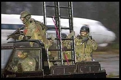 �o�nierze BROVO I w akcji na lotnisku opanowanym przez terroryst�w