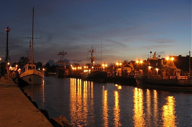 kanał portowy nocą