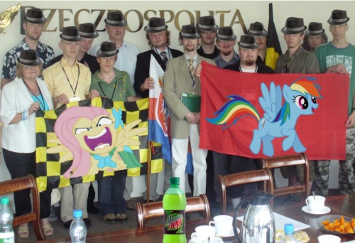 Parę neckbeardów na szczycie Organizacji Polskich Fedornacji