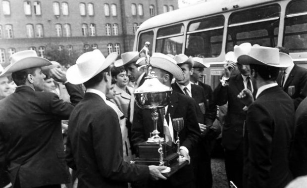 Synowie z trofeum za wygranie SLP